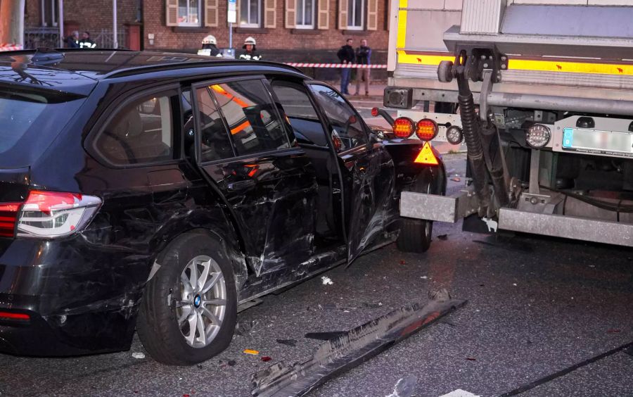 Lastwagen fährt auf Fahrzeuge auf - Ein Schwerverletzter