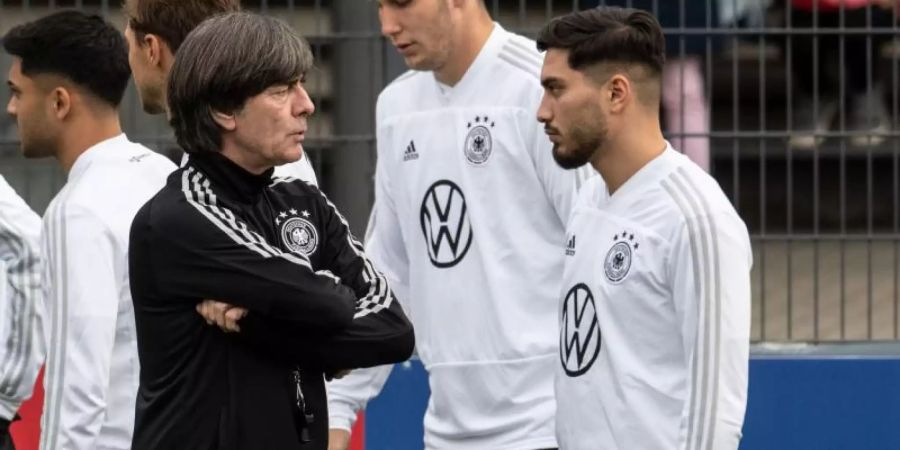 Bundestrainer Joachim Löw im Gespräch mit Suat Serdar (r) beim Training des DFB-Teams. Foto: Bernd Thissen/dpa