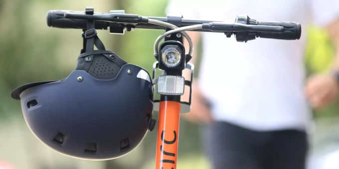 E-Trottis eroberten Basel innert kürzester Zeit. Für viele sind sie ein Segen, für manche jedoch ein Ärgernis. Gundeldingen E-Trottinett