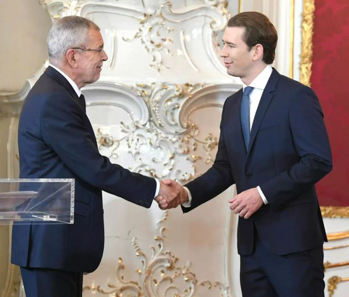 Alexander Van der Bellen, Bundespräsident von Österreich, und Sebastian Kurz, neuer Bundeskanzler von Österreich, reichen sich nach der Vereidigung in der Präsidentschaftskanzlei die Hand. österreich regierung