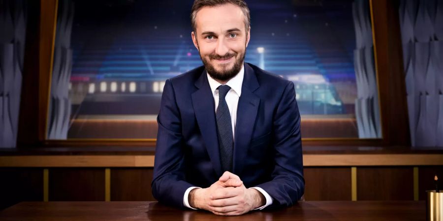 TV-Satiriker Jan Böhmermann sitzt in der Studio-Kulisse von «Neo Magazin Royale».