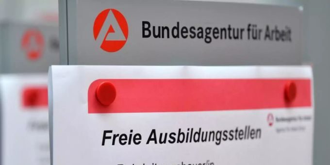 Berlin/Bonn - Weniger neue Azubis - Nachfrage nach Lehrstellen sinkt