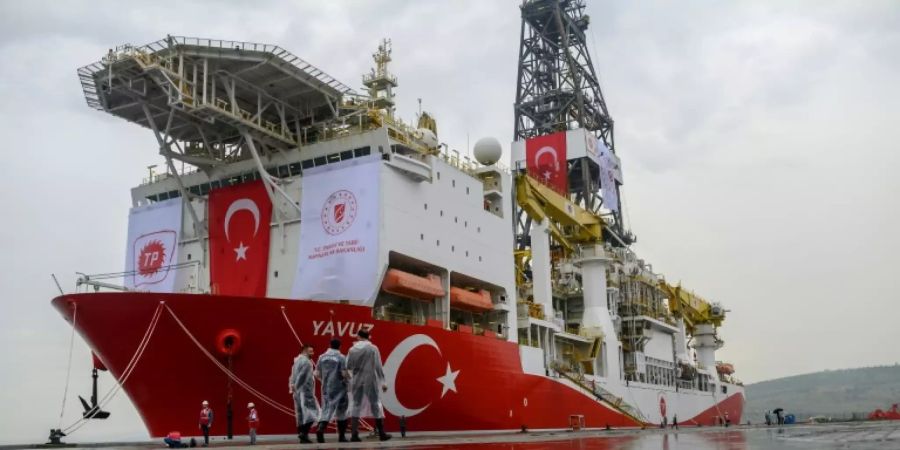 Türkisches Bohrschiff im Hafen vor der Fahrt nach Zypern