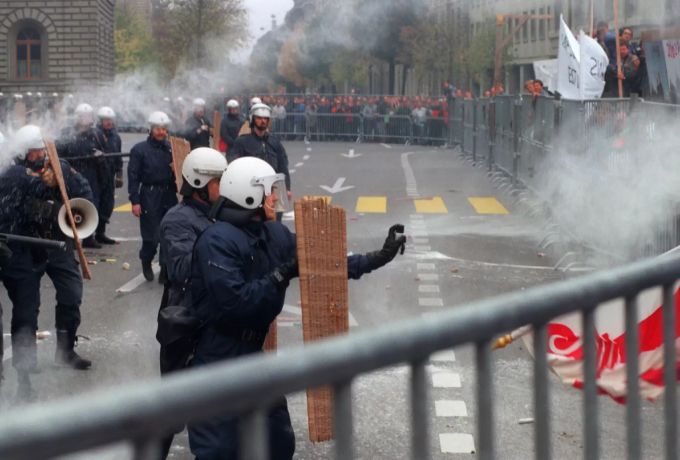 Auch in der Schweiz ist es für Polizisten bei Demonstrationen eine Gratwanderung. Demo