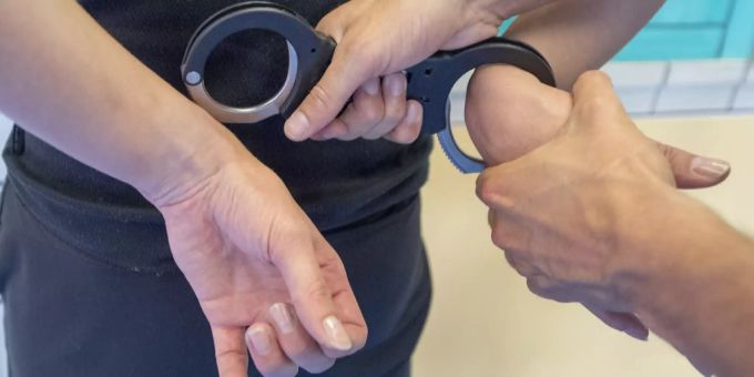 Zwei Männer wurden wegen Trickbetrug festgenommen. Trickbetrug