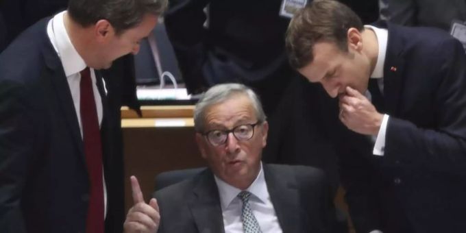 Sein letzter EU-Gipfel: Jean-Claude Juncker (M.), Präsident der Europäischen Kommission, spricht mit dem luxemburgischen Premier Xavier Bettel (l.) und Frankreichs Präsident Emmanuel Macron. Foto: Aris Oikonomou/AFP Pool/AP/dpa