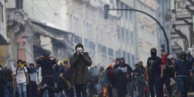 Ecuadors Präsident Moreno hat wegen Protesten gegen Preiserhöhungen bei Treibstoffen den Ausnahmezustand in dem südamerikanischen Land ausgerufen. Foto: Dolores Ochoa/AP/dpa Ecuadors Präsident Moreno hat wegen Protesten gegen Preiserhöhungen bei Treibstoffen den Ausnahmezustand in dem südamerikanischen Land ausgerufen. Foto: Dolores Ochoa/AP/dpa