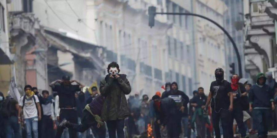 Ecuadors Präsident Moreno hat wegen Protesten gegen Preiserhöhungen bei Treibstoffen den Ausnahmezustand in dem südamerikanischen Land ausgerufen. Foto: Dolores Ochoa/AP/dpa