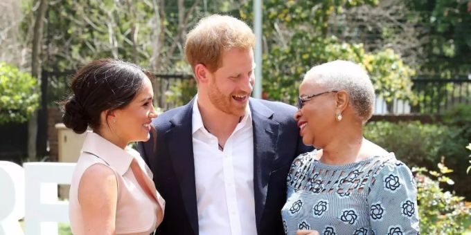 Prinz Harry (M) und seine Frau Meghan (l) treffen am letzten Tag ihrer Afrikareise Graca Machel (r), die Witwe des früheren südafrikanischen Präsidenten Nelson Mandela. Foto: Chris Jackson/PA Wire/dpa Prinz Harry (M) und seine Frau Meghan (l) treffen am letzten Tag ihrer Afrikareise Graca Machel (r), die Witwe des früheren südafrikanischen Präsidenten Nelson Mandela. Foto: Chris Jackson/PA Wire/dpa