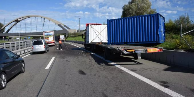 Autobahn A13 nach Lastwagenkollision blockiert Autobahn A13 nach Lastwagenkollision blockiert