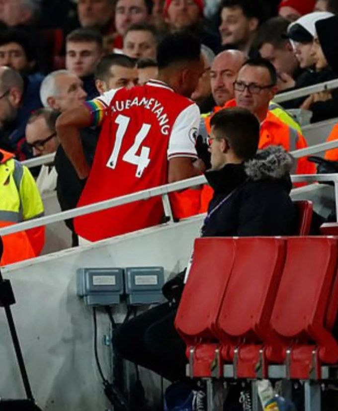 Pierre-Emerick Aubameyang musste mal. Pierre-Emerick Aubameyang