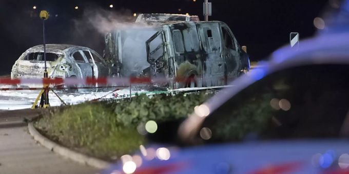 Die ausgebrannten Geldtransporter nach dem Raubüberfall in Daillens im Kanton Waadt. waadt geldtransporter überfall