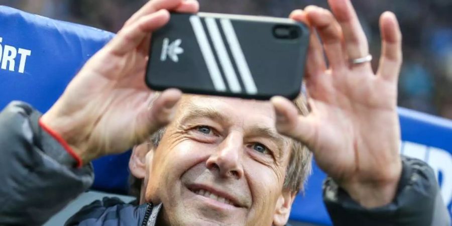 Jürgen Klinsmann nahm bei seinem Debüt im Berliner Olympiastadion einen Film auf. Foto: Andreas Gora/dpa