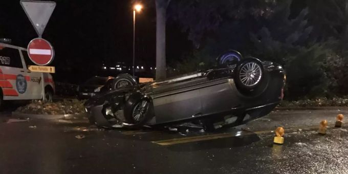 Unfall mit Personenwagen Unfall mit Personenwagen