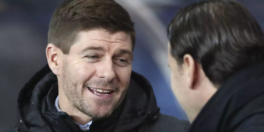 Steven Gerrard, der Trainer der Glasgow Rangers, am Donnerstagabend im Gespräch mit YB-Trainer Gerardo Seoane