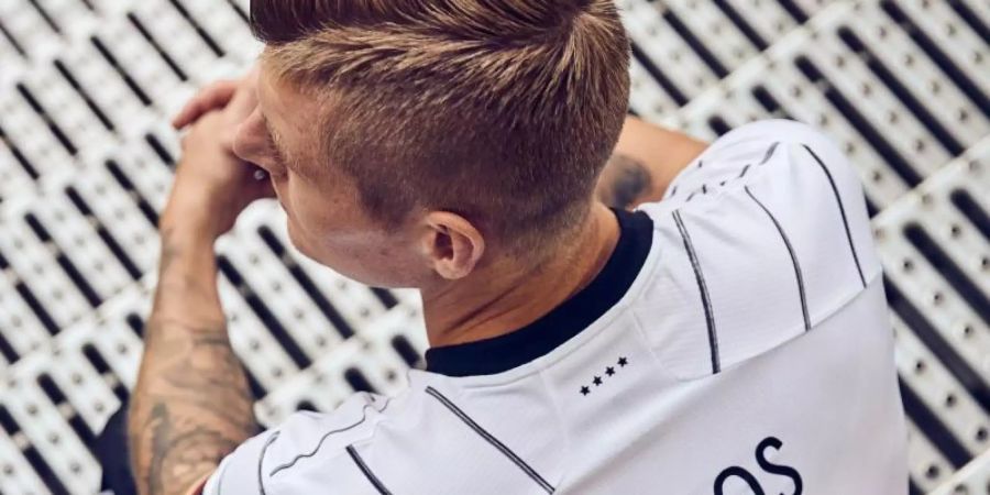 Der Name von Nationalspieler Toni Kroos ist auf dem Trikot richtig geschrieben. Foto: -/adidas/dpa