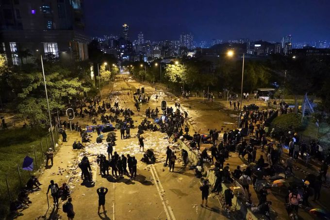 Die Studenten blockieren mit Ziegelsteinen und Hindernissen eine Strasse auf dem Campus der City University. Proteste in Hongkong