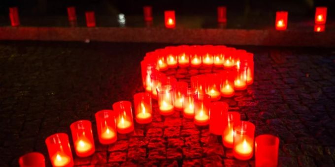Die Rote Schleife als Symbol im Kampf gegen HIV und Aids. Bislang gibt es keine Impfung gegen die Krankheit. (Symbolbild) aids hiv