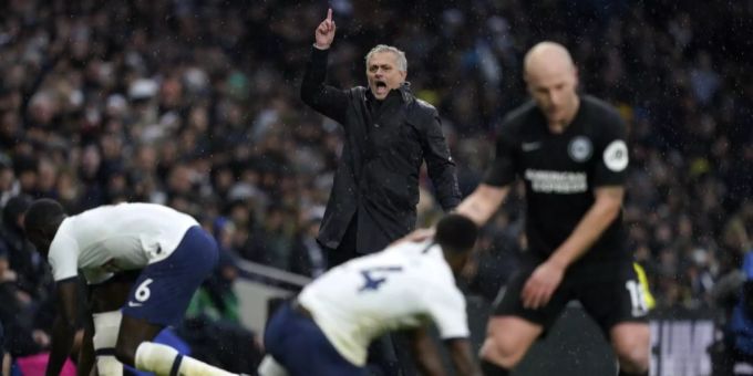 Mourinho und die Spurs feiern einen Sieg gegen Brighton. Mourinho Premier League