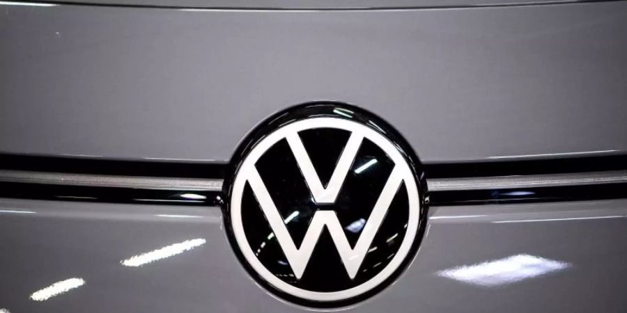 Das Logo von VW steckt am Elektroauto ID.3. Volkswagen will im Markt für E-Autos zum Weltmarktführer werden und damit Konkurrenten wie den US-Konzern Tesla abhängen. Foto: Sina Schuldt/dpa