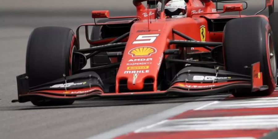 Lässt sich vom angekündigten Regen für das Qualifying in Sotschi nicht beirren: Sebastian Vettel. Foto: Luca Bruno/AP