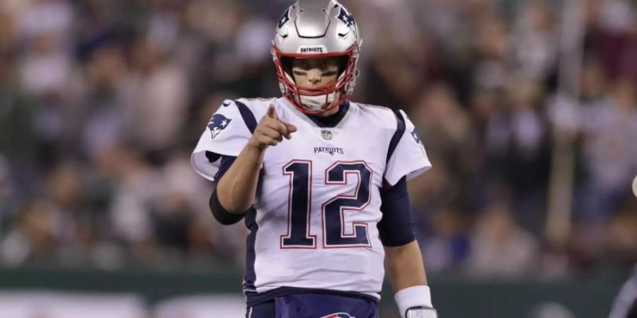 Quarterback Tom Brady und seine New England Patriots haben in der amerikanischen Football-Liga NFL einen deutlichen Auswärtssieg gefeiert. Foto: Adam Hunger/AP/dpa