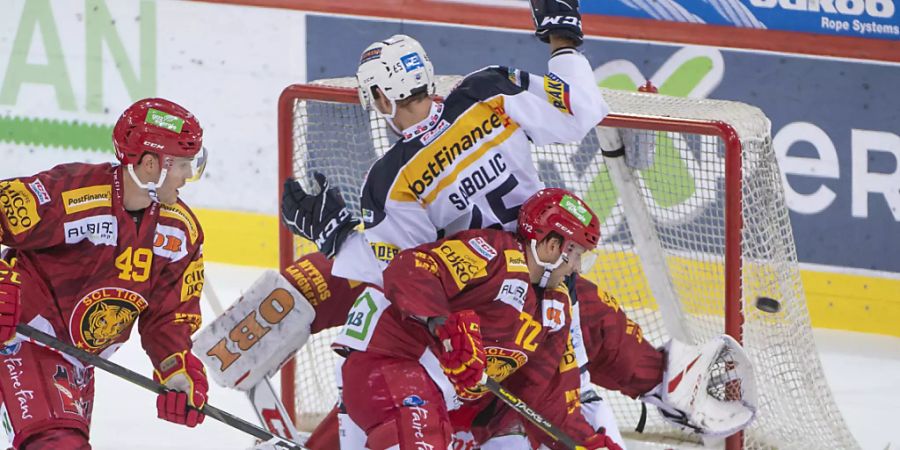 Ambris Robert Sabolic wird von den Tigers in die Zange genommen.