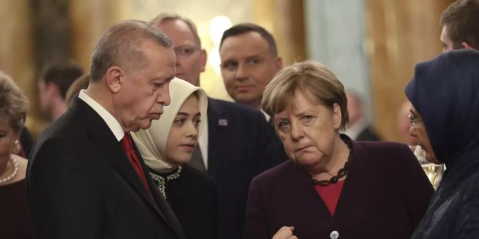 Der türkische Präsident Recep Tayyip Erdogan (links) und die deutsche Bundeskanzlerin Angela Merkel (rechts) sprechen an einem NATO treffen im Buckingham Palace in London. Erdogan Merkel NATO