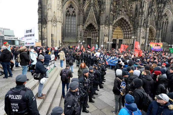 Die Polizei trennt Demonstranten und Gegendemonstranten in Köln. Köln