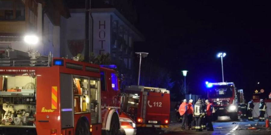 Einsatzkräfte der Freiwilligen Feuerwehr sichern die Unfallstelle in Luttach. Foto: Freiwillige Feuerwehr Luttach/dpa