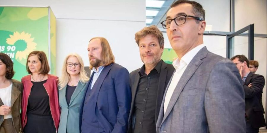 Nach der Wahl der neuen Fraktionsvorsitzenden von Bündnis 90/Die Grünen stehen Annalena Baerbock (l-r, alle Bündnis 90/Die Grünen), Bundesvorsitzende der Grünen, Katrin Göring-Eckardt, wiedergewählte Vorsitzende der Grünen Bundestagsfraktion, Kirsten Kappert-Gonther, Bundestagsabgeordnete, Anton Hofreiter, wiedergewählter Vorsitzender der Grünen Bundestagsfraktion, Robert Habeck, Bundesvorsitzender der Grünen, und Cem Özdemir, Bundestagsabgeordneter, im Bundestag. Foto: Arne Immanuel Bänsch