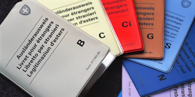 So sollen Ausländerausweise in Zukunft nicht mehr aussehen: In Bern startet ein Pilotprojekt, bei dem die Ausweise in Kreditkartenformat ausgestellt werden. ausländerausweise