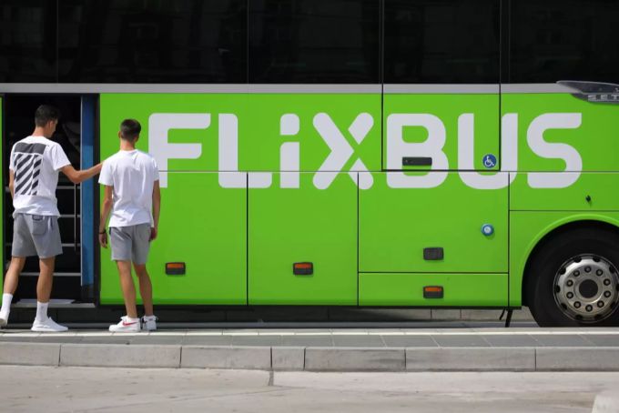 Passagiere warten nahe eines Flixbusses in Frankfurt. Flixbus