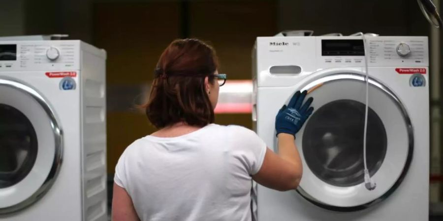 Der Hausgerätehersteller Miele will bis Ende 2021 weltweit rund 1070 Stellen abbauen. Foto: Ina Fassbender/dpa