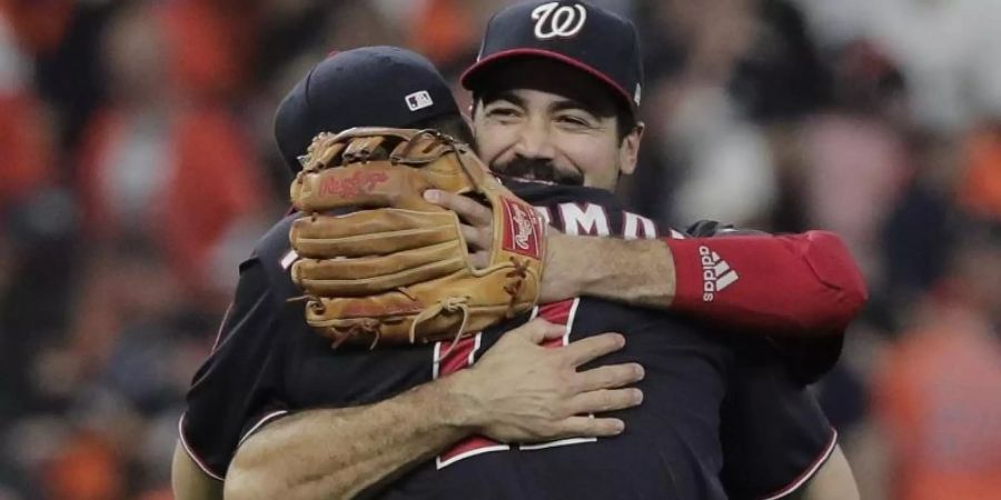 Anthony Rendon (h) und Ryan Zimmerman von den Washington Nationals umarmen sich nach dem gewonnenen Spiel. Foto: David J. Phillip/AP/dpa