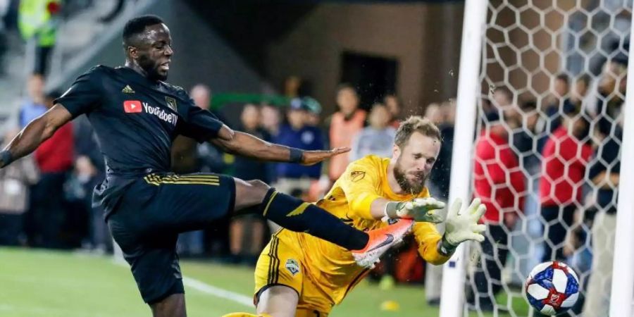 Seattle-Torhüter Stefan Frei rettet gegen Adama Diomande. Foto: Ringo H.W. Chiu/AP/dpa