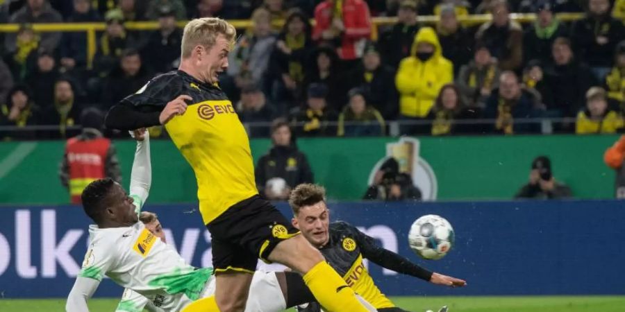 Julian Brandt (M) drehte mit zwei Toren die Partie zugunsten des BVB gegen Gladbach. Foto: Bernd Thissen/dpa