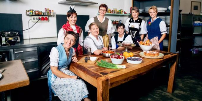 im bild die der neuen landfrauenküche-staffel bei srf