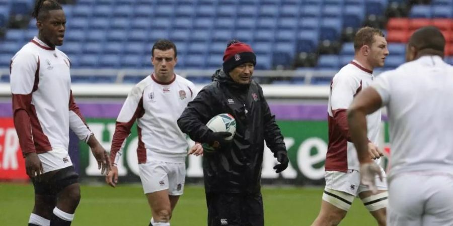 Eddie Jones (M.) will mit England Rugby-Weltmeister werden. Foto: Aaron Favila/AP/dpa