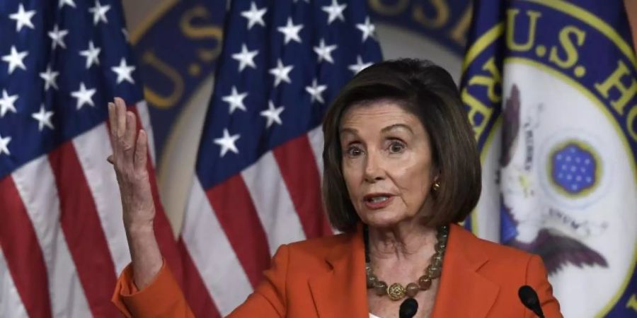 Nächste Stufe im Impeachment-Verfahren gezündet: Die demokratische Trump-Gegenspielerin Nancy Pelosi bei einer Pressekonferenz in Washington. Foto: Susan Walsh/AP/dpa