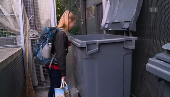 Die Grüne Meret Schneider beim «Containern» im SRF Reporter. Grüne Meret Schneider Arena