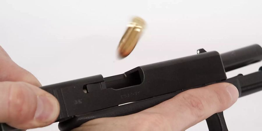 Ein Polizist hat am Montagmorgen in Genf einen mit einer Schusswaffe bewaffneten Mann angeschossen und lebensgefährlich verletzt. (KEYSTONE/Anthony Anex)