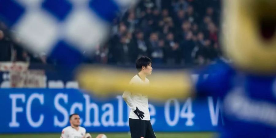 Frankfurts Spieler machen nach der Niederlage auf Schalke einen erschöpften Eindruck. Foto: Rolf Vennenbernd/dpa
