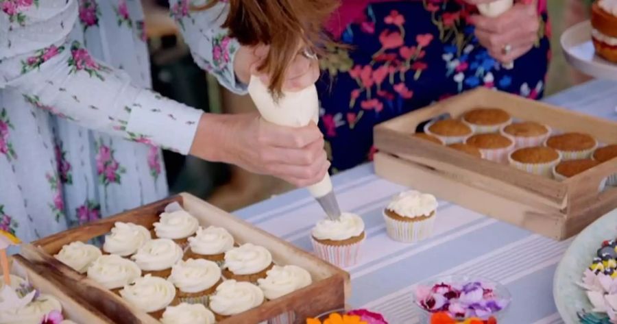 Kate Middleton bereitet Cupcakes zu.