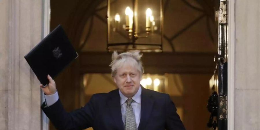 Premier Boris Johnson vor der Tür von 10 Downing Street. Foto: Matt Dunham/AP/dpa