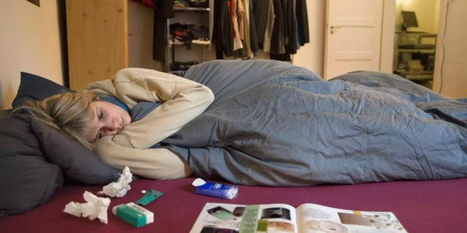 Eine Frau liegt mit einer Grippe im Bett. (Archivbild) erkältung