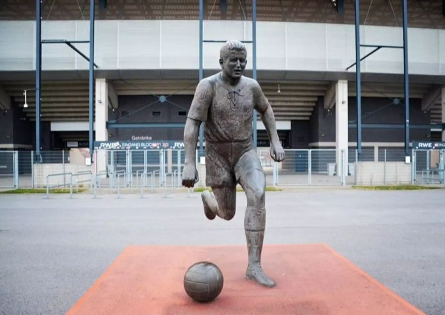 Die beinahe lebensgrosse Bronzestatue von Helmut «Boss» Rahn vor dem Stadion von Rot-Weiss Essen.