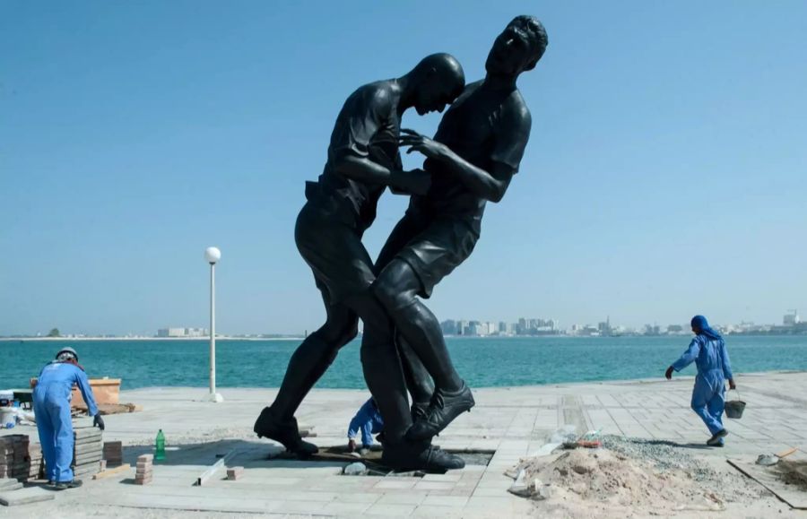 Die Skulptur des unvergesslichen Kopfstosses von Zinédine Zidane gegen Marco Materazzi im WM-Final 2006 wurde 2013 von Paris nach Doha verlegt.