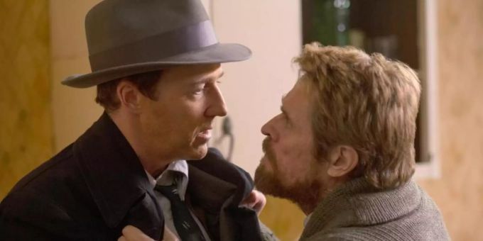 Detektiv Lionel Essrog (Edward Norton, l) ahnt, dass Paul Randolph (Willem Dafoe) mehr weiss, als er zugibt. Foto: Glen Wilson/Warner Bros. Pictures/dpa Detektiv Lionel Essrog (Edward Norton, l) ahnt, dass Paul Randolph (Willem Dafoe) mehr weiss, als er zugibt. Foto: Glen Wilson/Warner Bros. Pictures/dpa