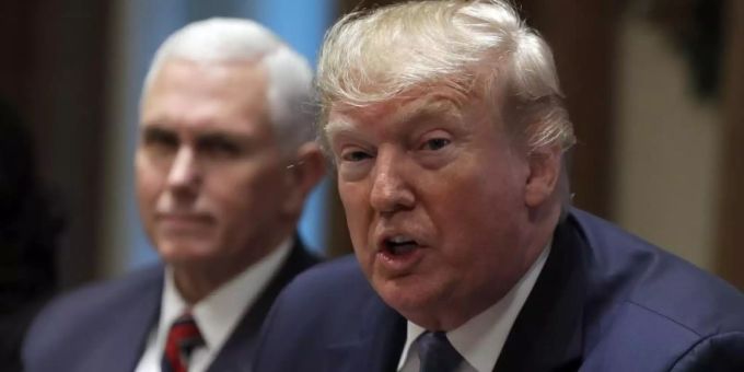 US-Präsident Donald Trump (mit Vizepräsident Mike Pence, l.) kann mit der Einigung auf die Nachfolgevereinbarung für Nafta einen wichtigen innenpolitischen Erfolg verbuchen. Foto: Evan Vucci/AP/dpa US-Präsident Donald Trump (mit Vizepräsident Mike Pence, l.) kann mit der Einigung auf die Nachfolgevereinbarung für Nafta einen wichtigen innenpolitischen Erfolg verbuchen. Foto: Evan Vucci/AP/dpa